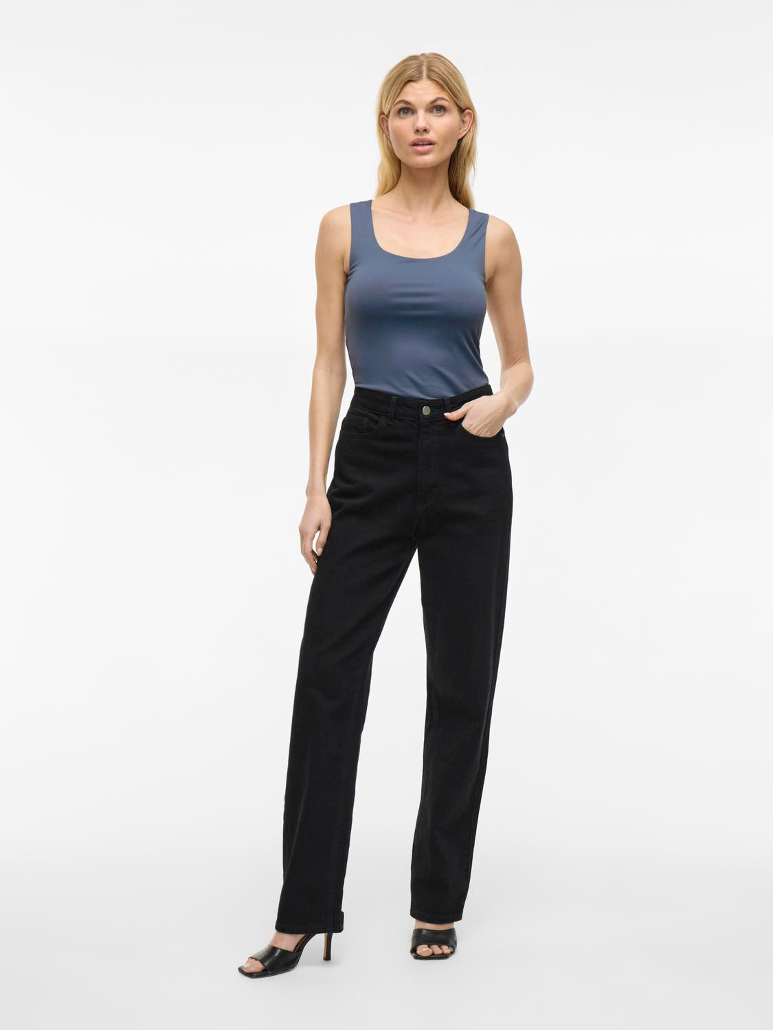 model_shot-front_full